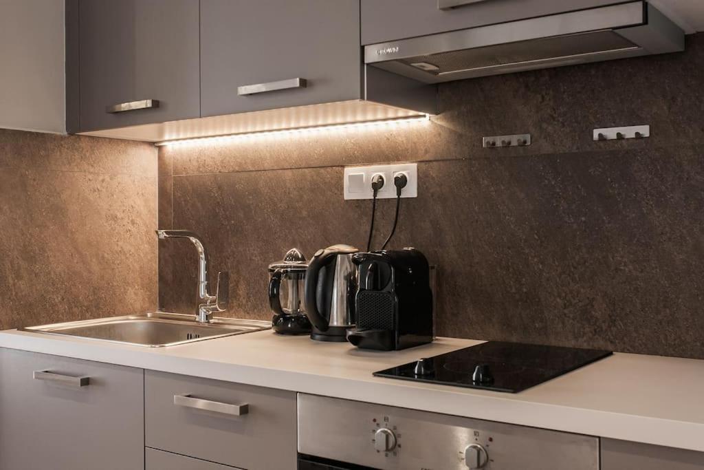 Piraeus Deluxe 2Bdr Apt - Near Metro And Port 외부 사진