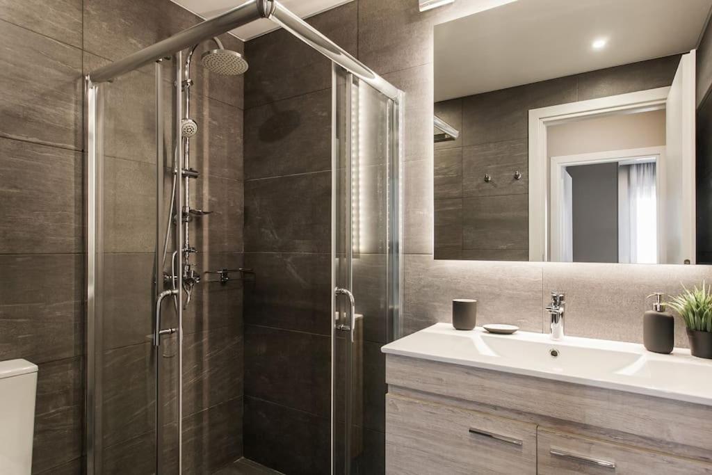 Piraeus Deluxe 2Bdr Apt - Near Metro And Port 외부 사진