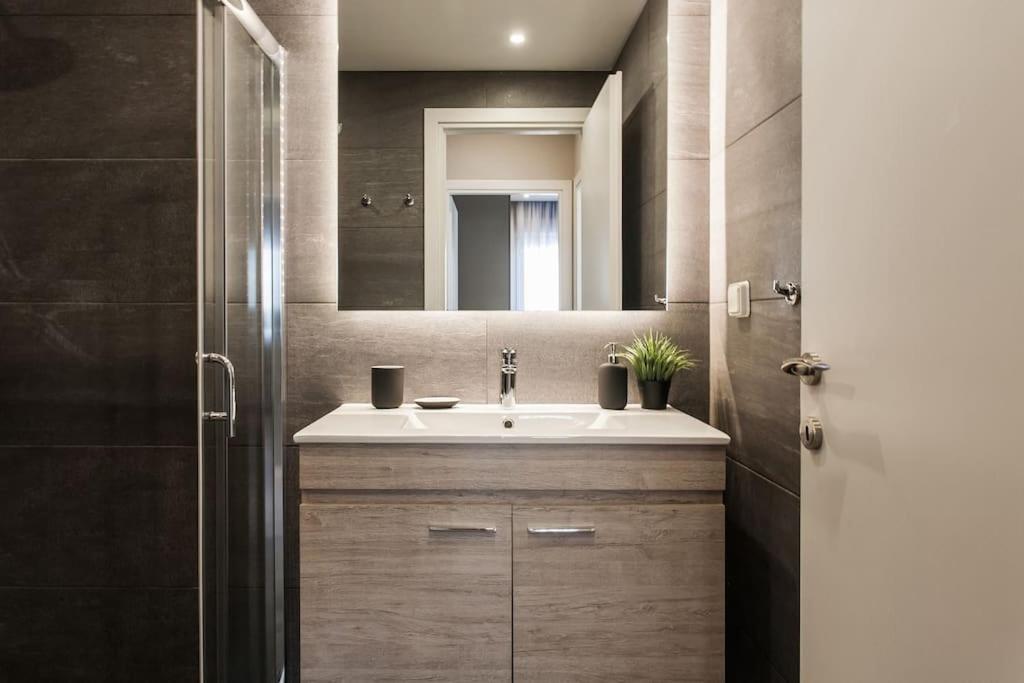 Piraeus Deluxe 2Bdr Apt - Near Metro And Port 외부 사진